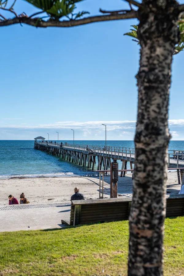 Aqua by the Sea - Beachfront with Pool & Gym 4