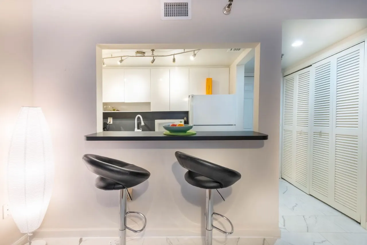 South Beach - 1 Min to Beach - King Bed 4