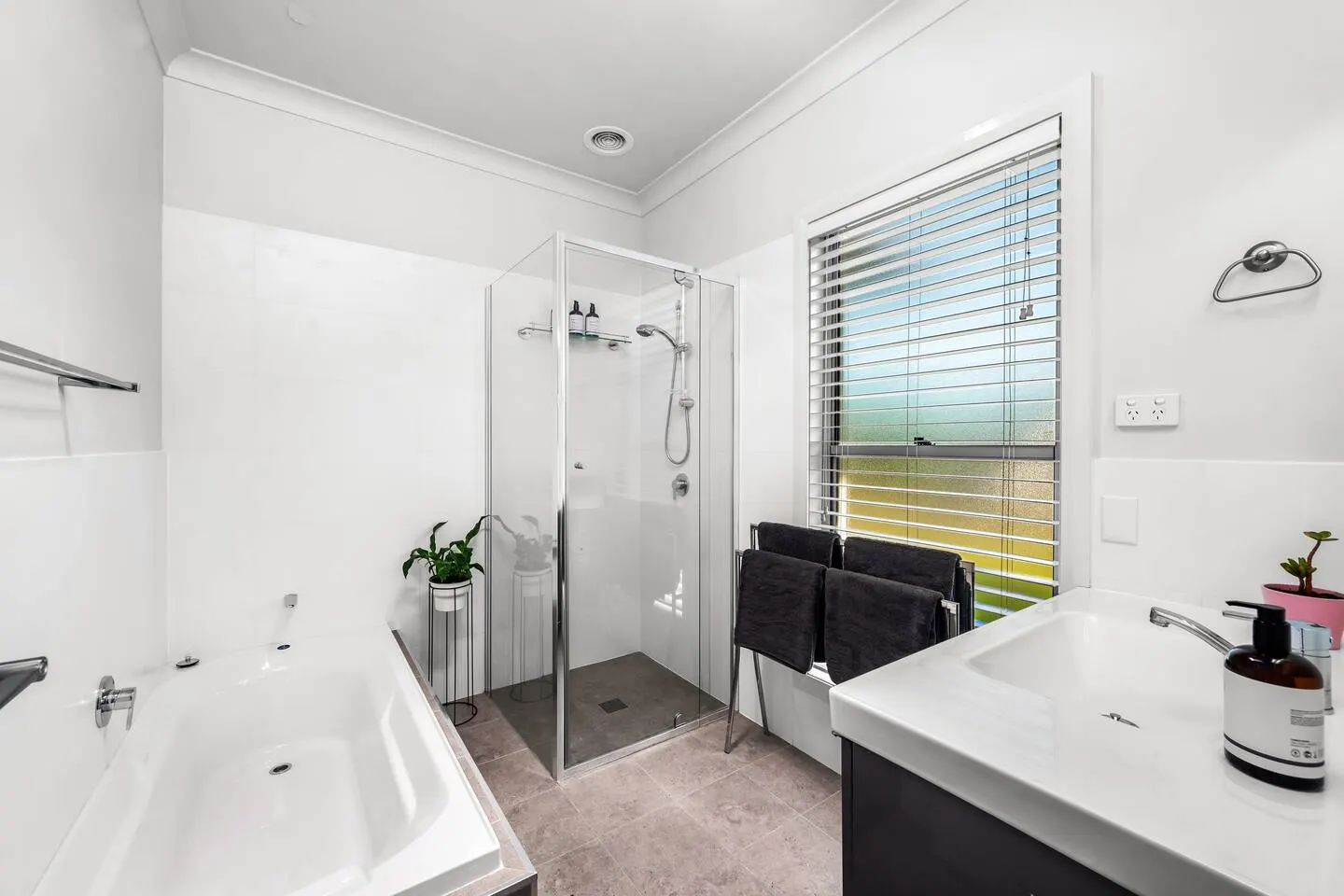 Jacaranda - Tranquil Retreat - Near Glenrock & CBD 11