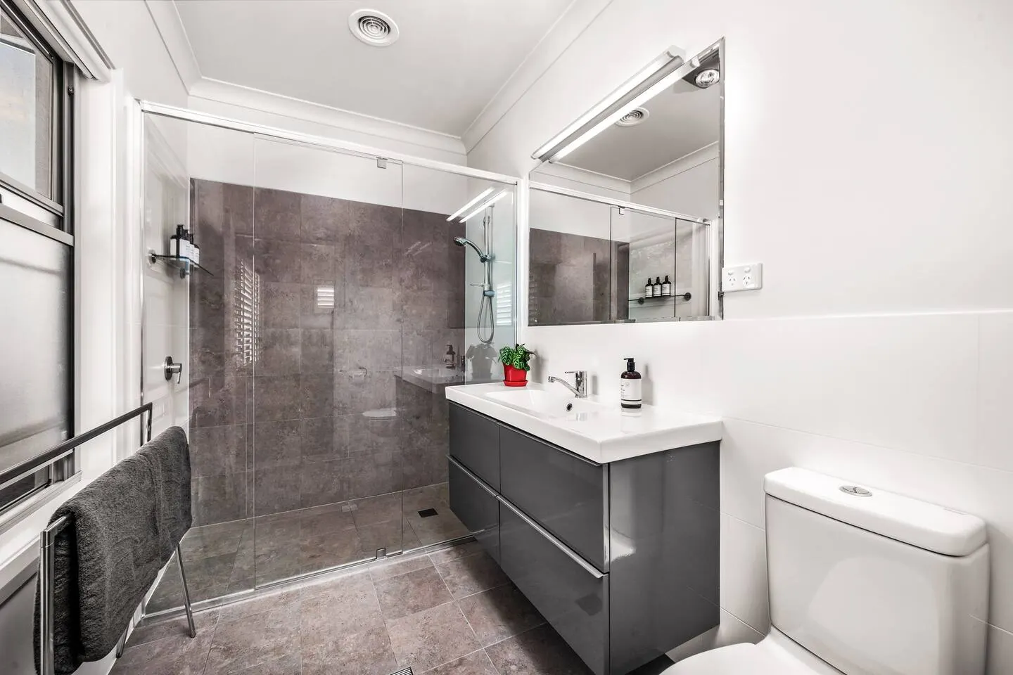 Jacaranda - Tranquil Retreat - Near Glenrock & CBD 13