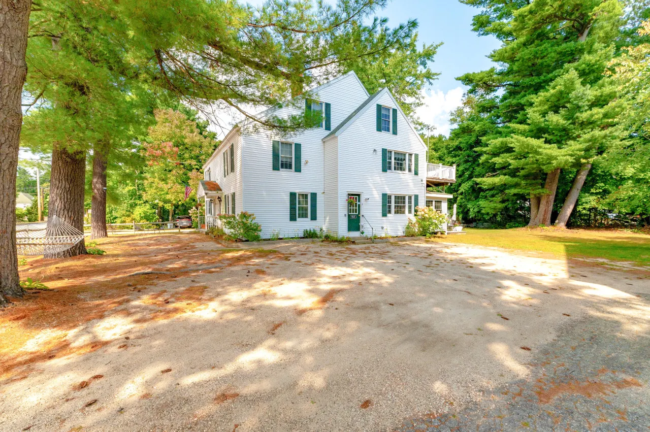 Location & Light! 3 Bed right in N.Conway Village 2