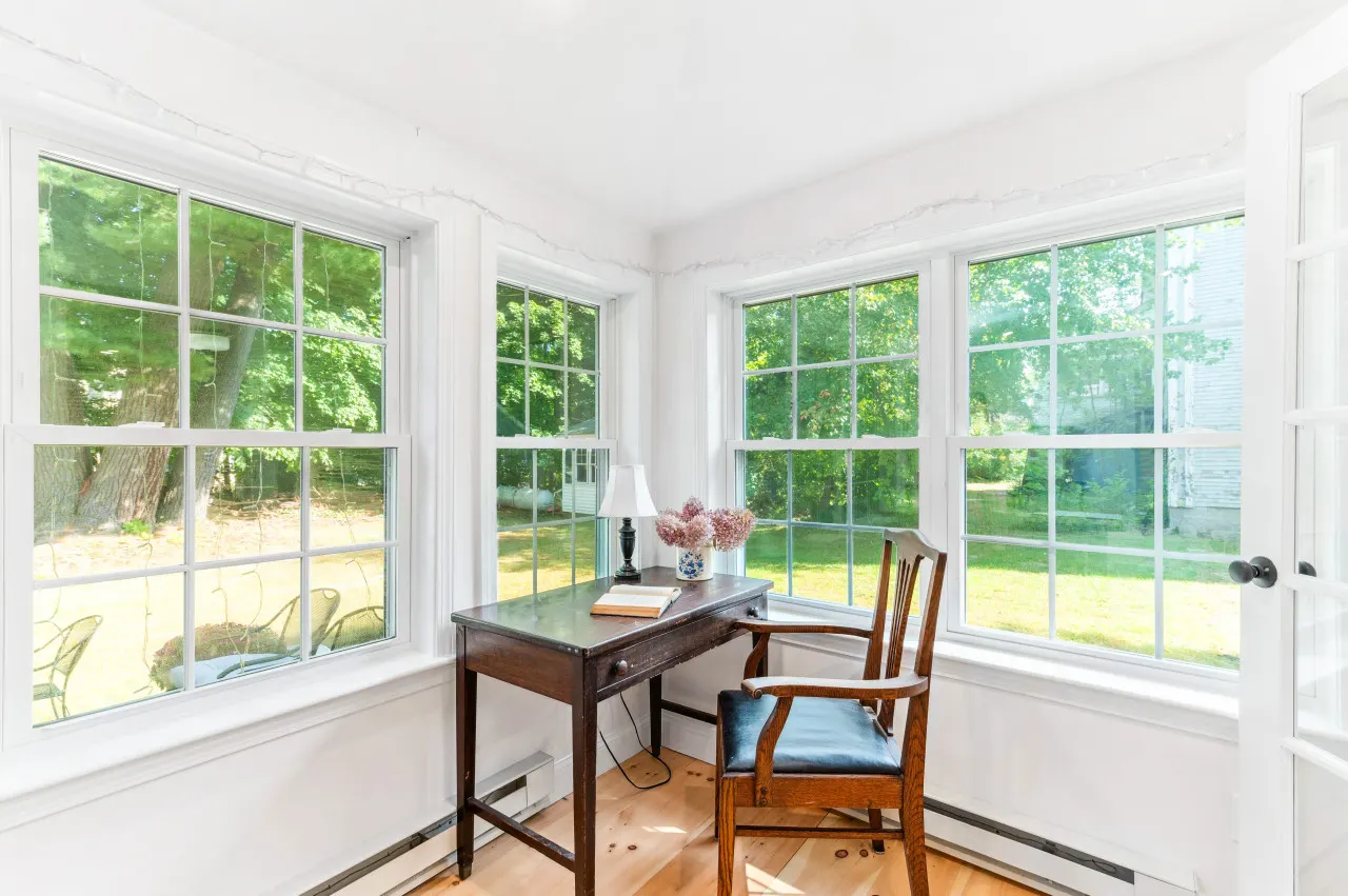 Location & Light! 3 Bed right in N.Conway Village 20