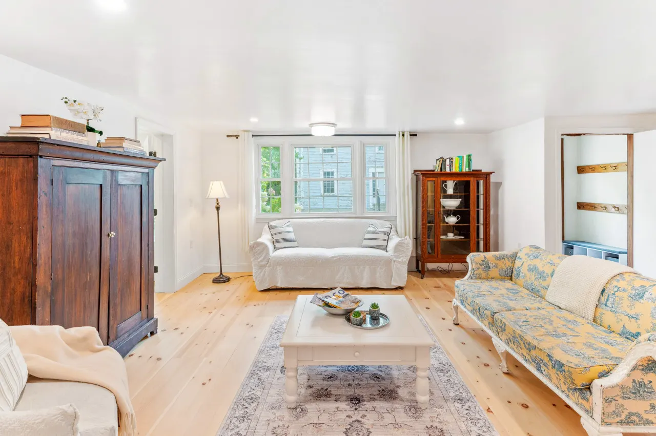 Location & Light! 3 Bed right in N.Conway Village 6