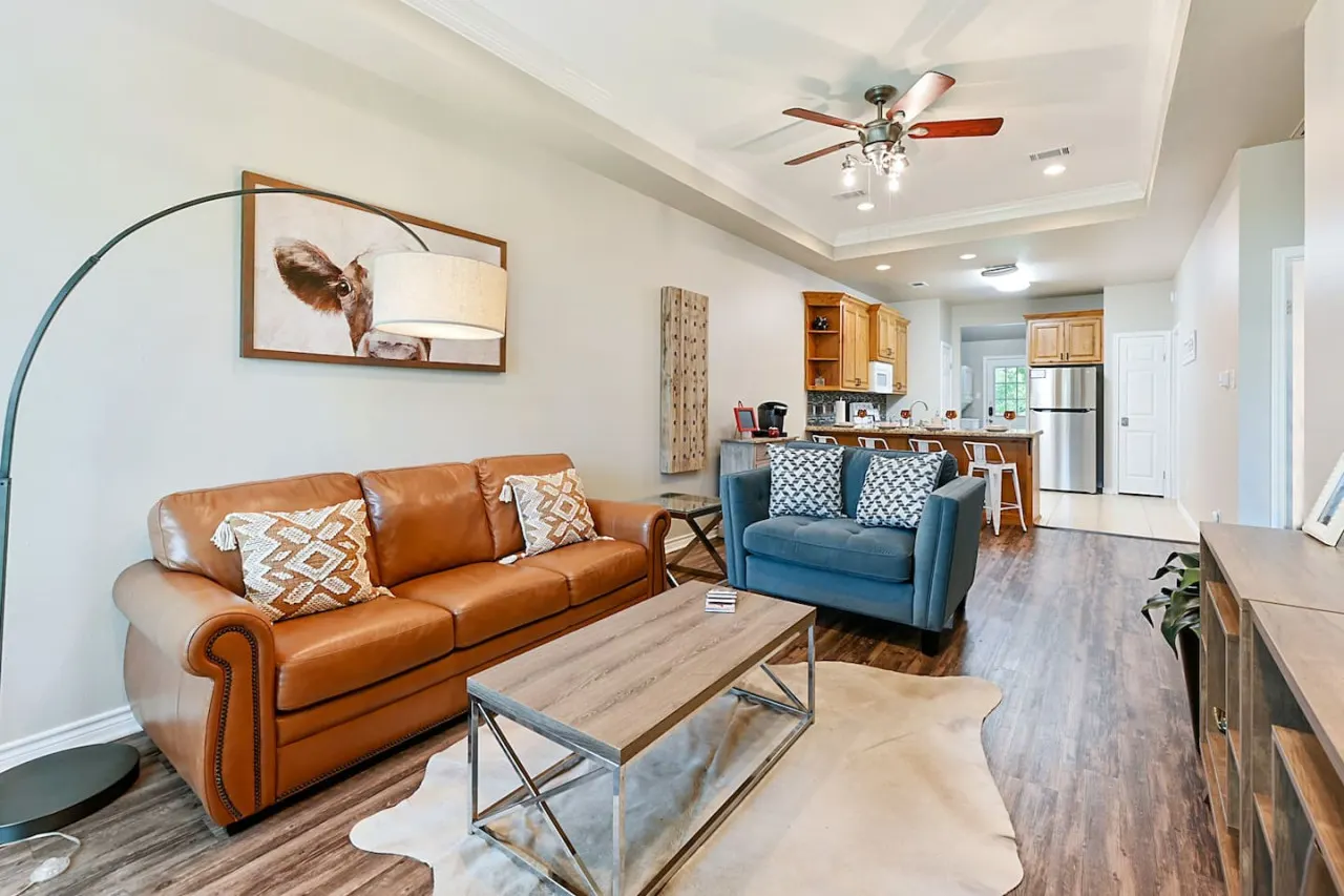 Varsity Vacay–Big Yard–Off Uni Dr