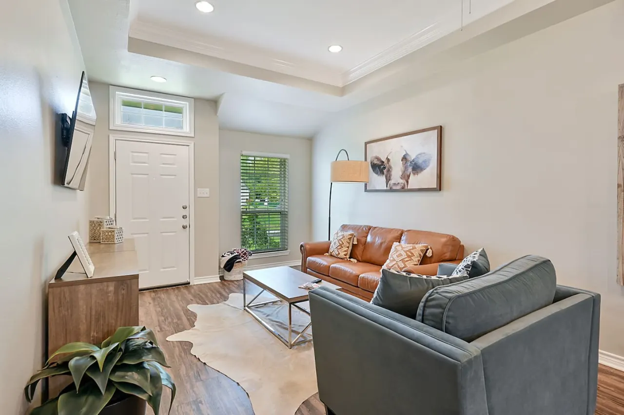 Varsity Vacay–Big Yard–Off Uni Dr 2