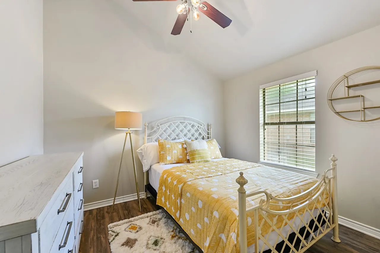 Varsity Vacay–Big Yard–Off Uni Dr 10