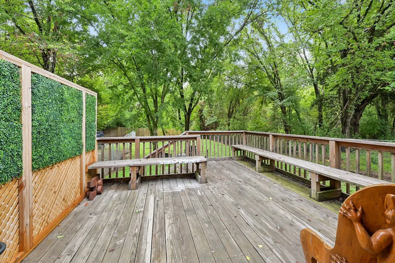 Varsity Vacay–Big Yard–Off Uni Dr 15