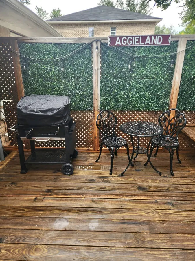 Varsity Vacay–Big Yard–Off Uni Dr 17