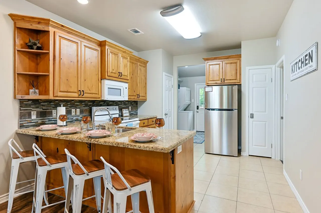 Varsity Vacay–Big Yard–Off Uni Dr 3