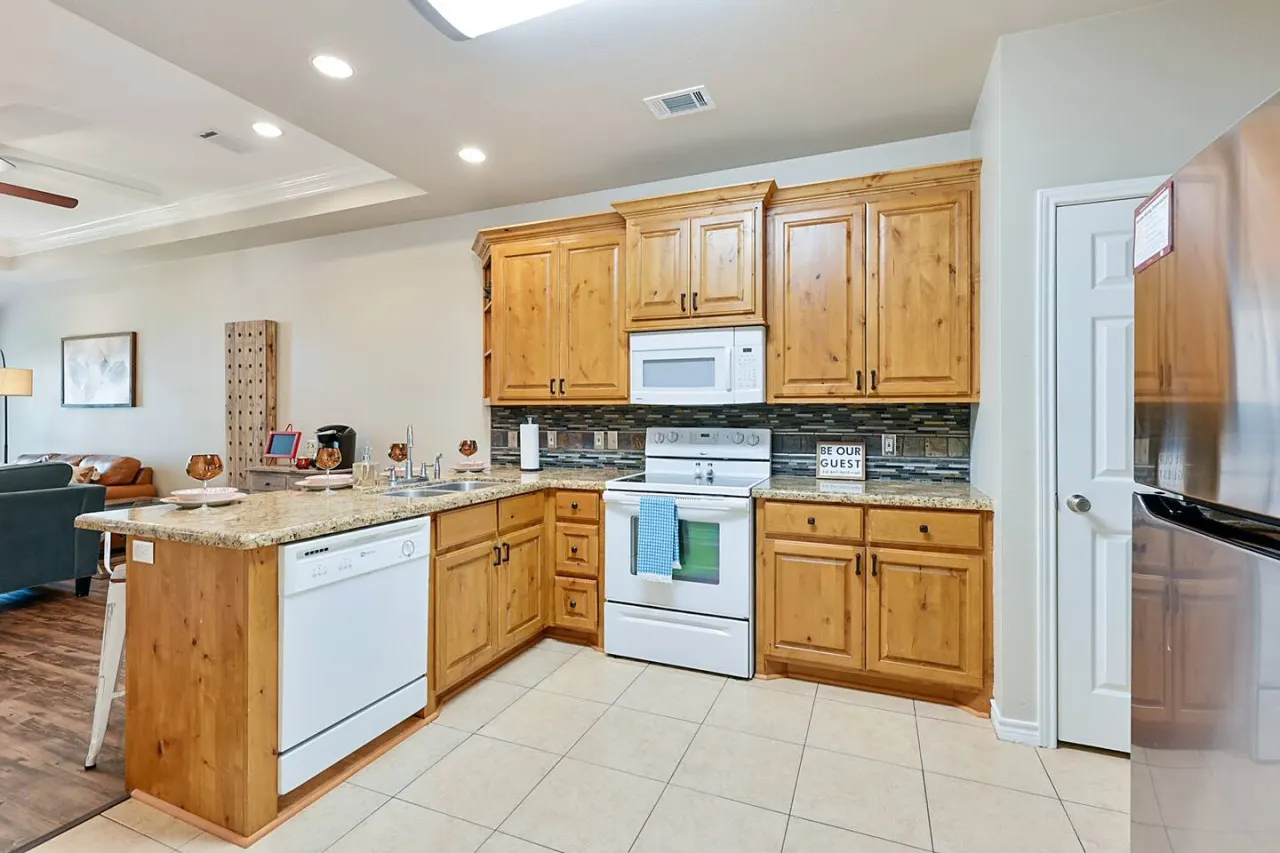 Varsity Vacay–Big Yard–Off Uni Dr 4