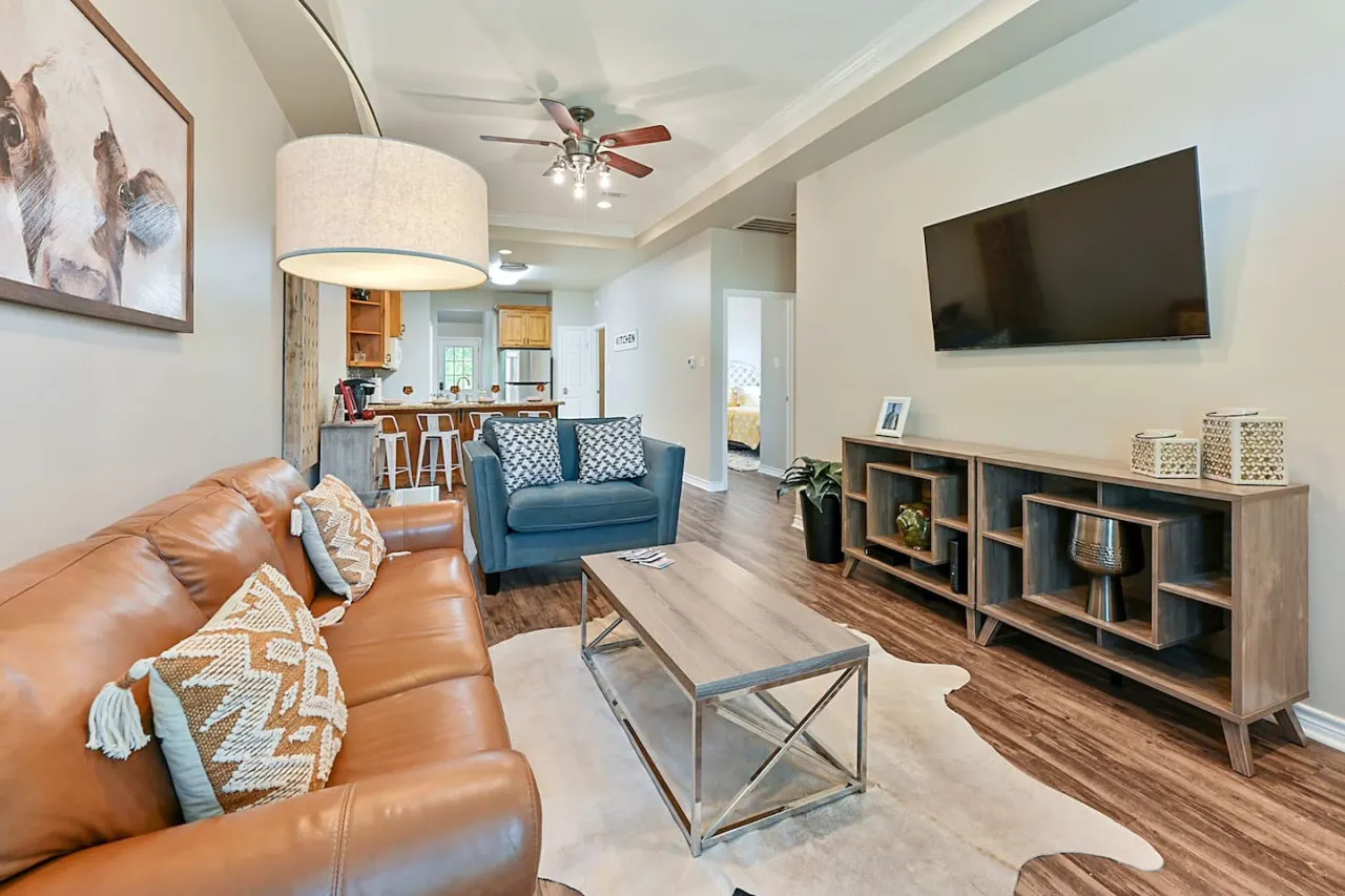 Varsity Vacay–Big Yard–Off Uni Dr 5