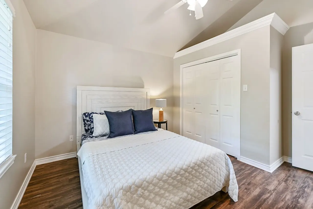 Varsity Vacay–Big Yard–Off Uni Dr 7
