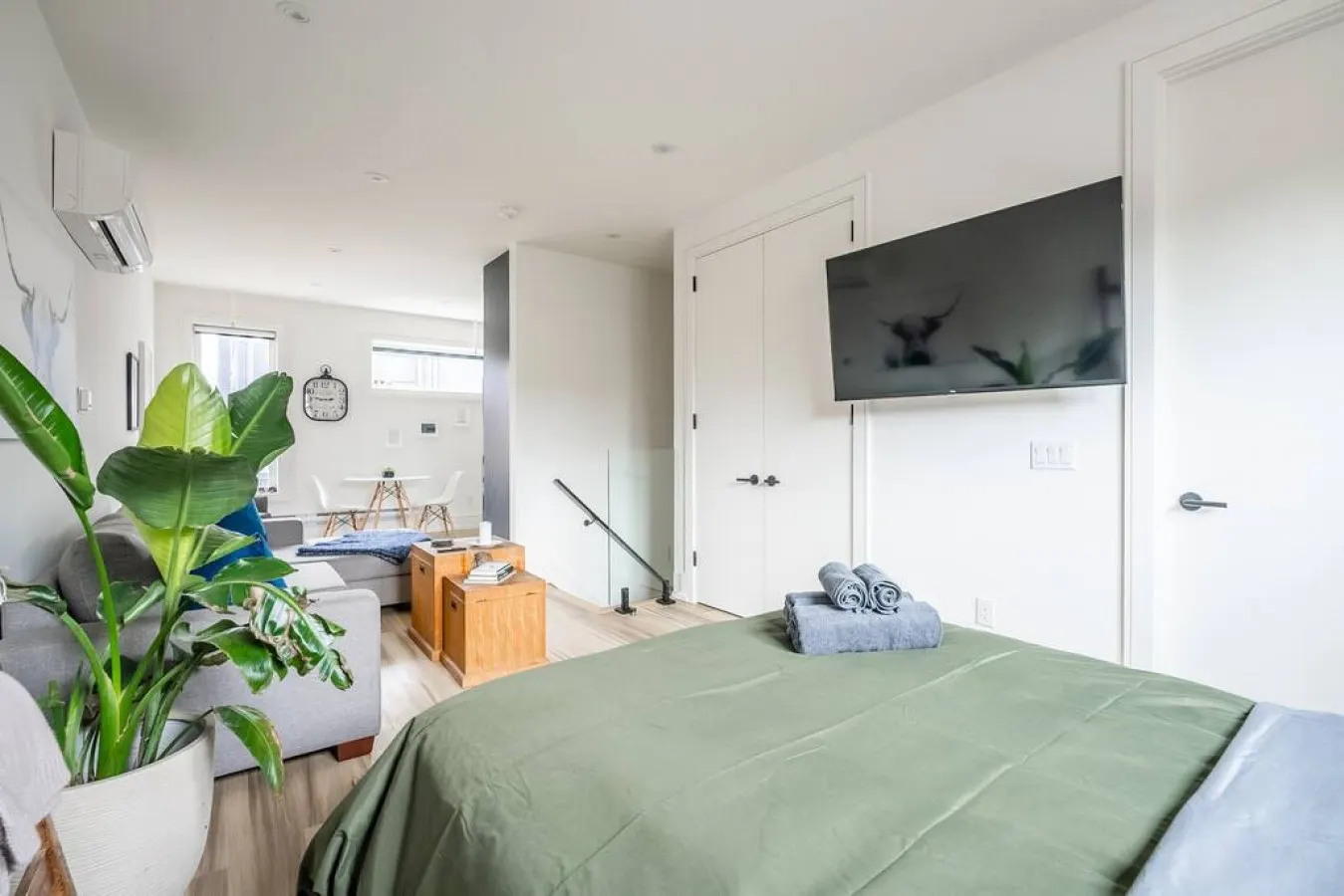 Designer Studio Prime Location Modern Design 14