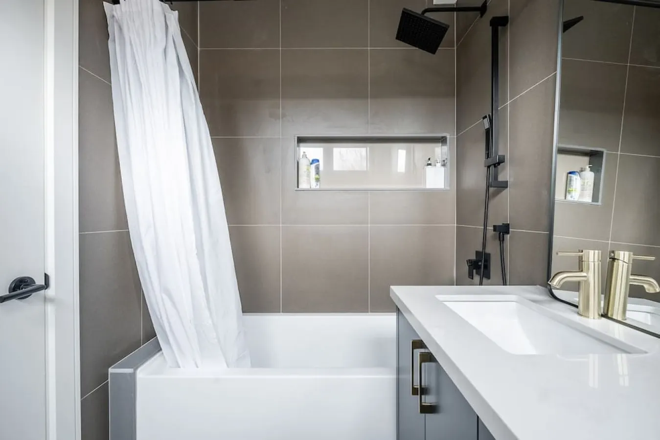 Designer Studio Prime Location Modern Design 15