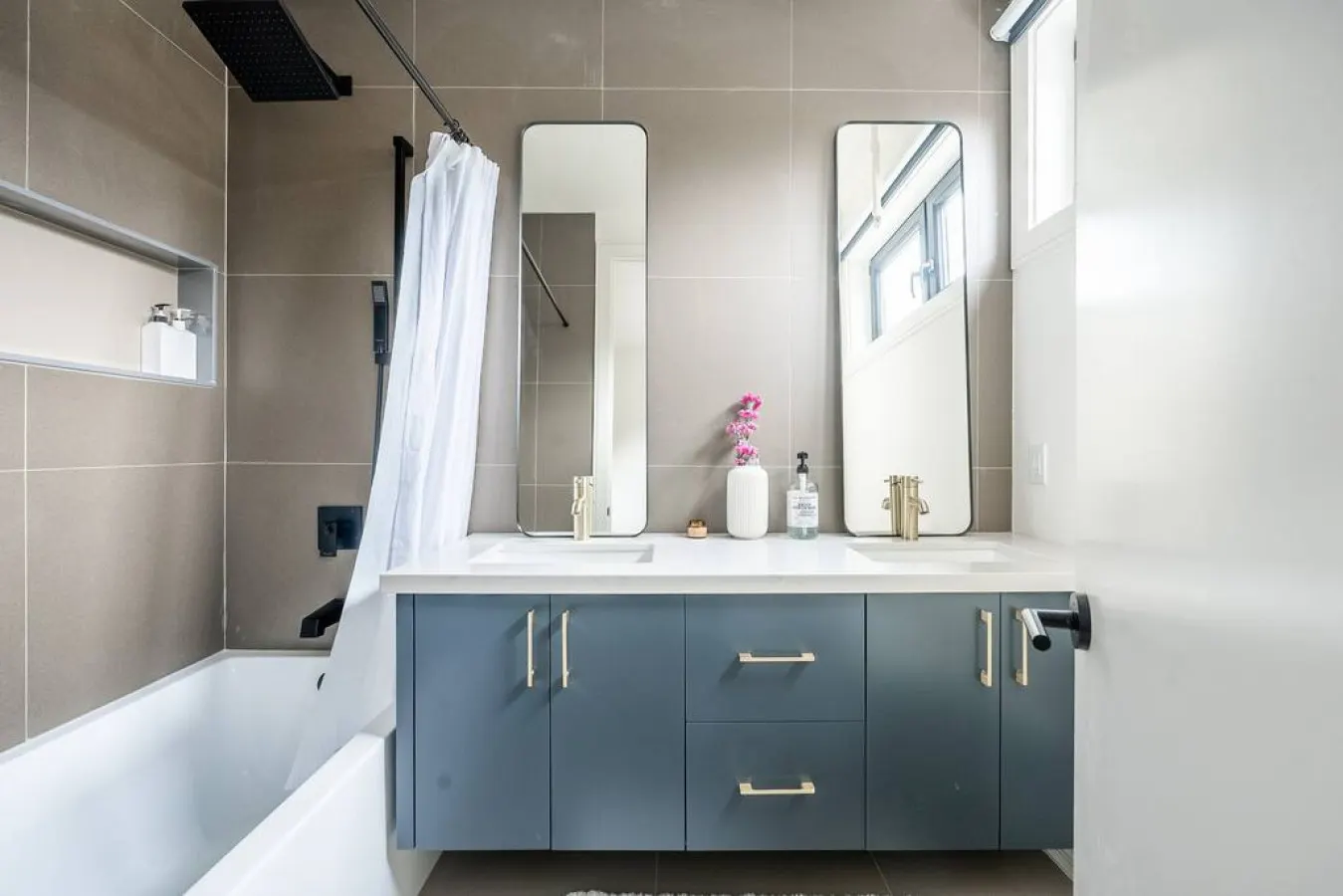 Designer Studio Prime Location Modern Design 5