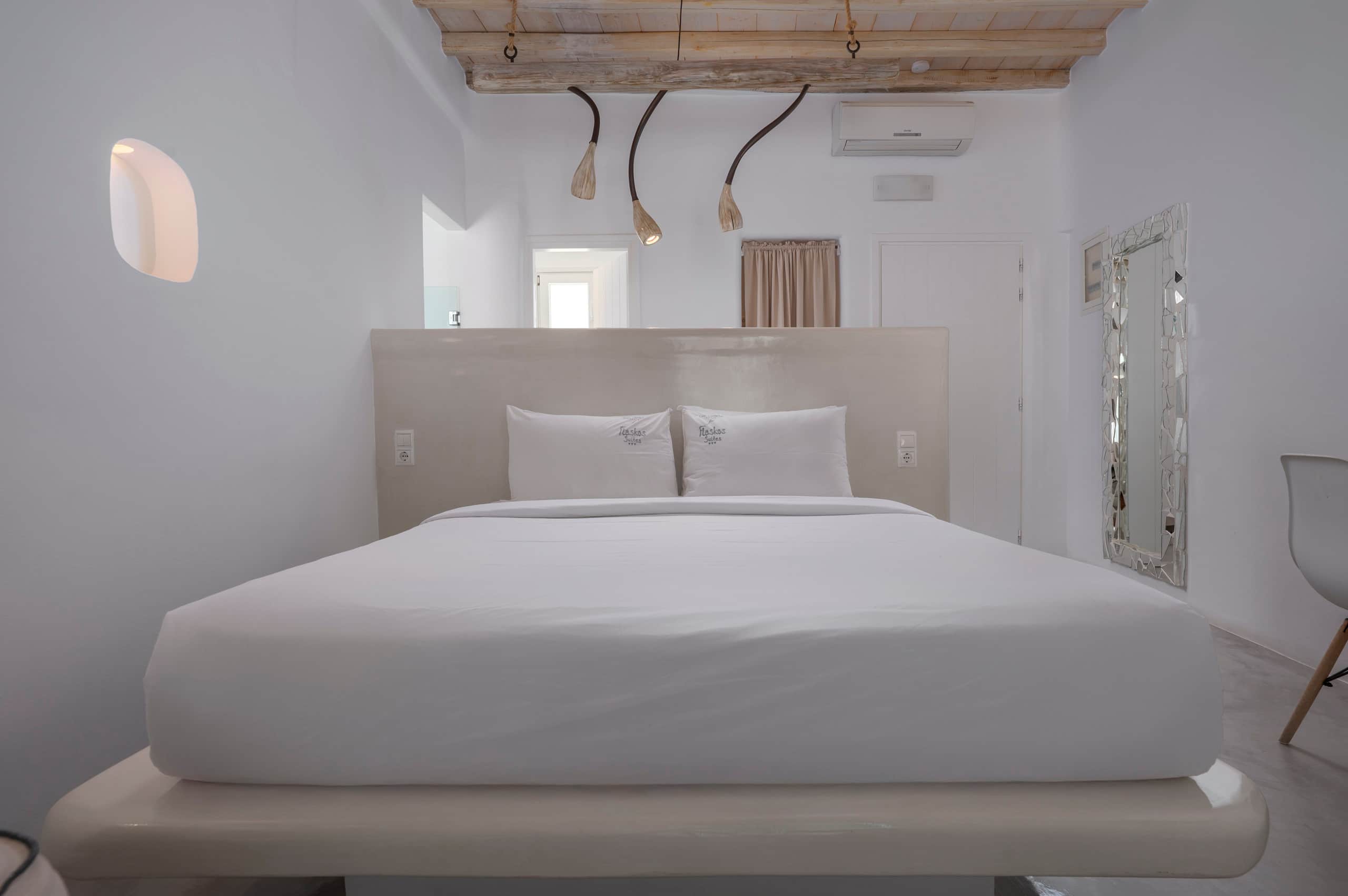 Sea View Suite with Balcony | Flaskos Suites — photo 3