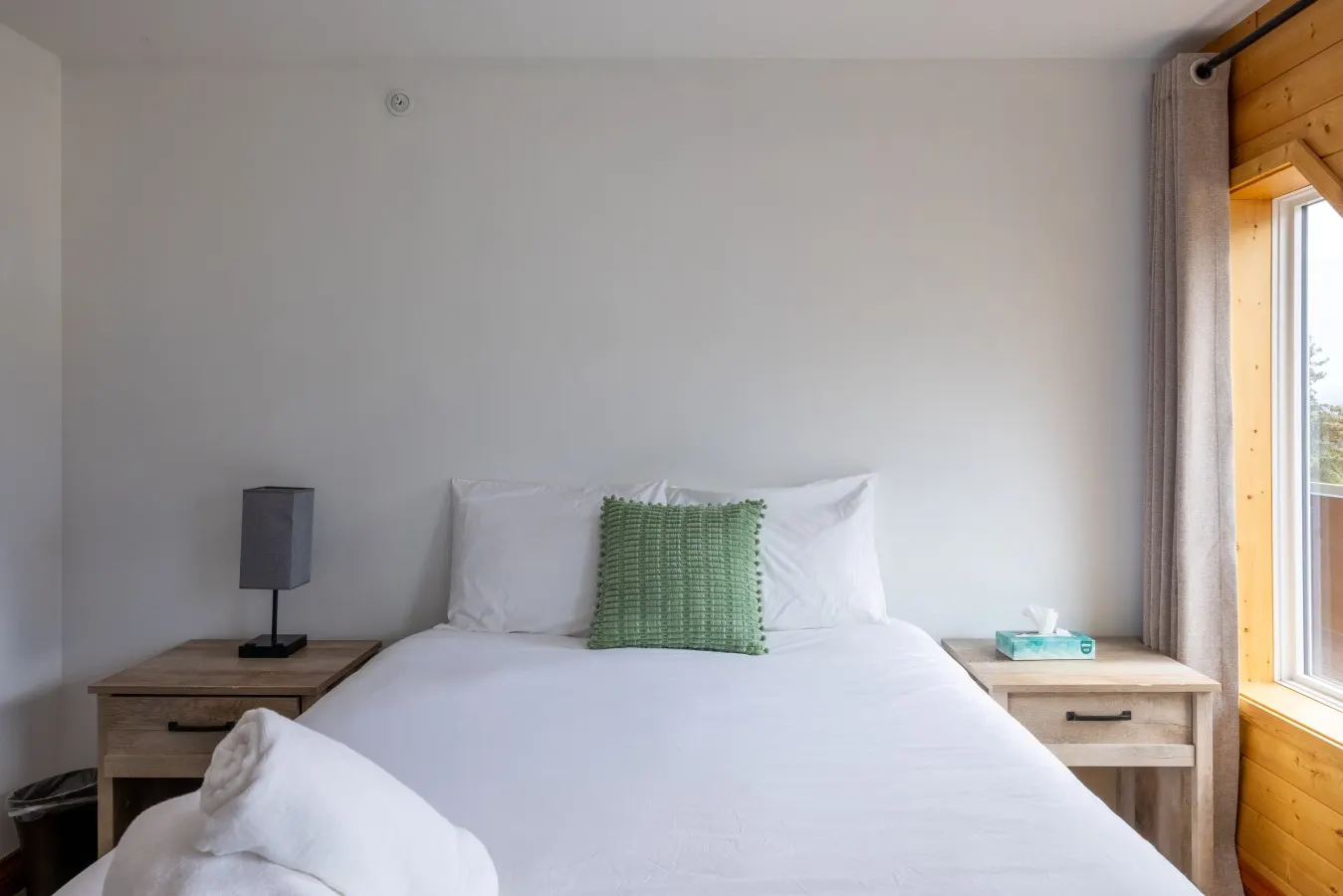 Suite 5 at The Gem | Bright 2BR Stay for Groups — photo 2