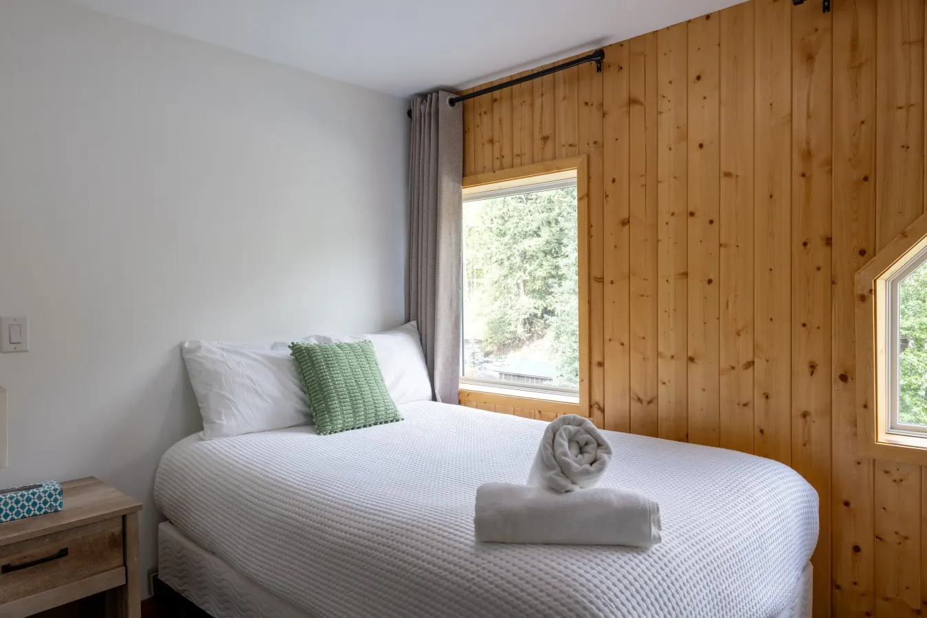Suite 5 at The Gem | Bright 2BR Stay for Groups — photo 4