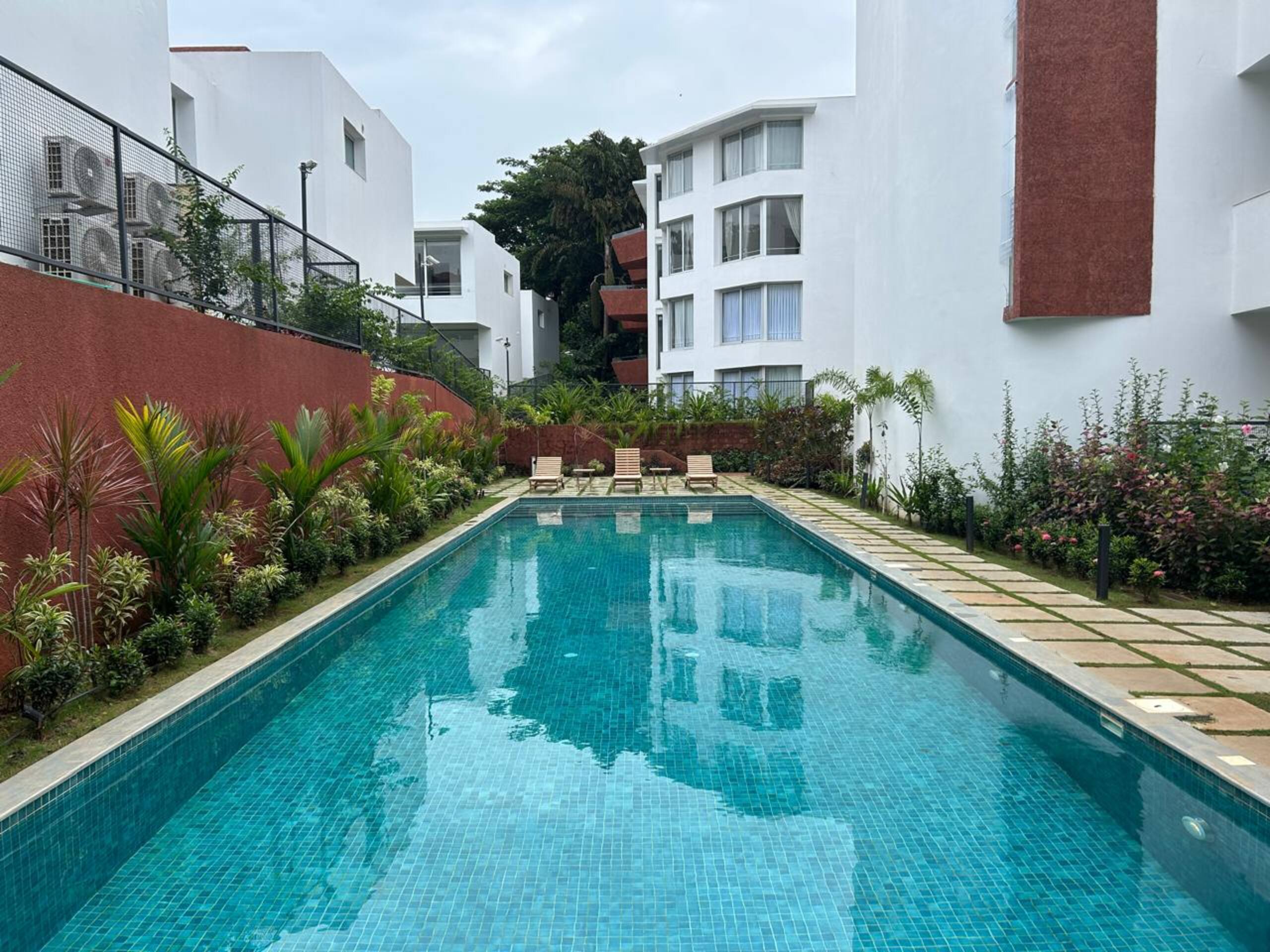 ElVolar Elegant 2BHK W/ Common pool & Balcony — photo 2