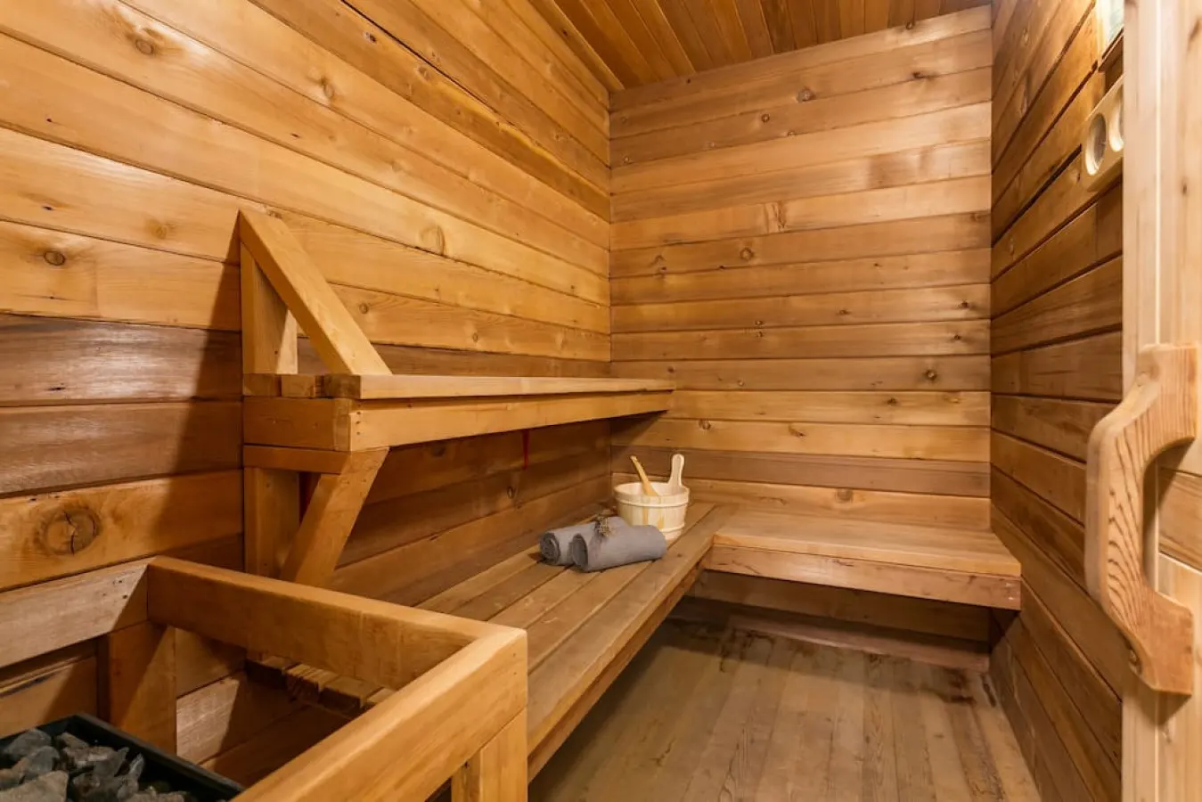 Woodland Cabin w King Beds Sauna & Hot Tub — photo 4