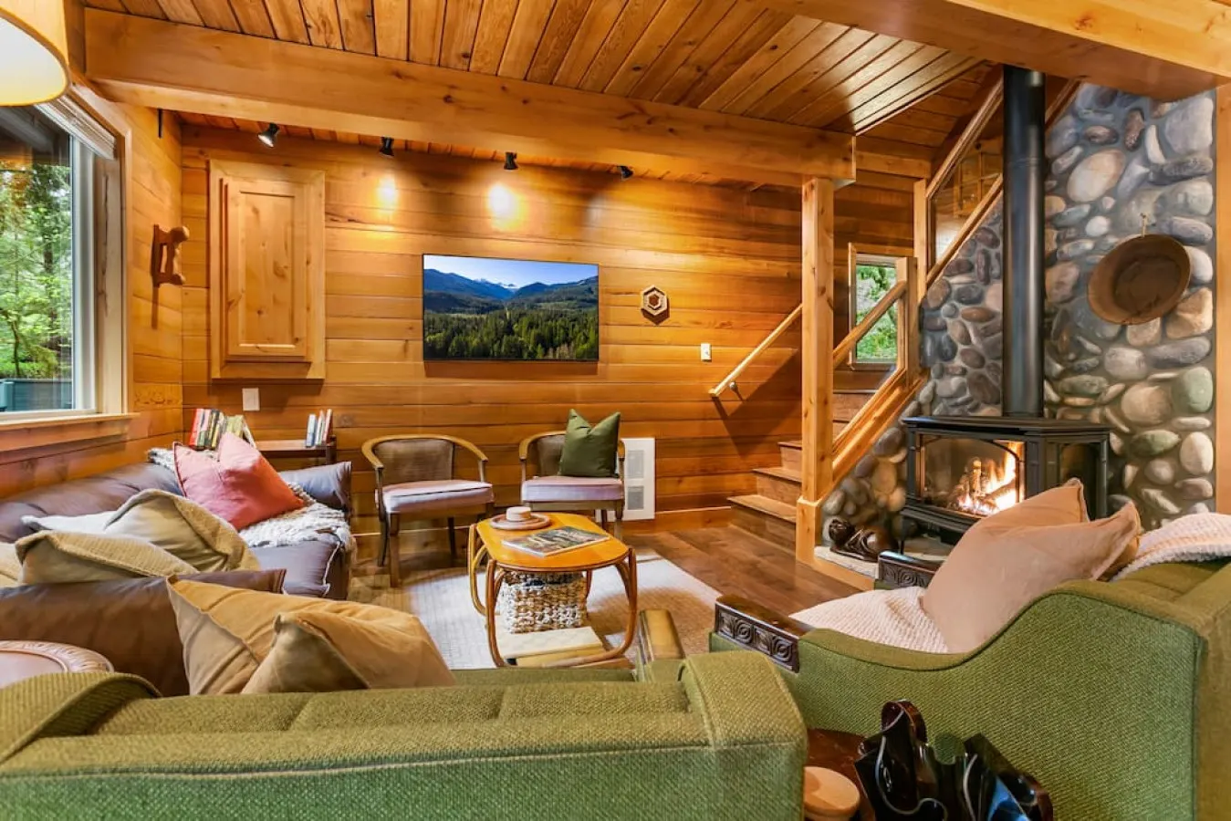 Woodland Cabin w King Beds Sauna & Hot Tub 8