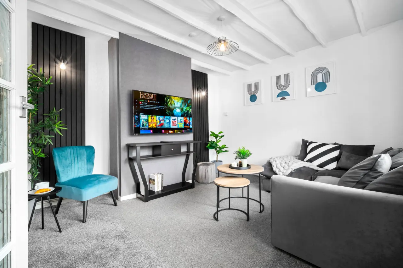 Modern Three Bed House - Garden - Parking 9