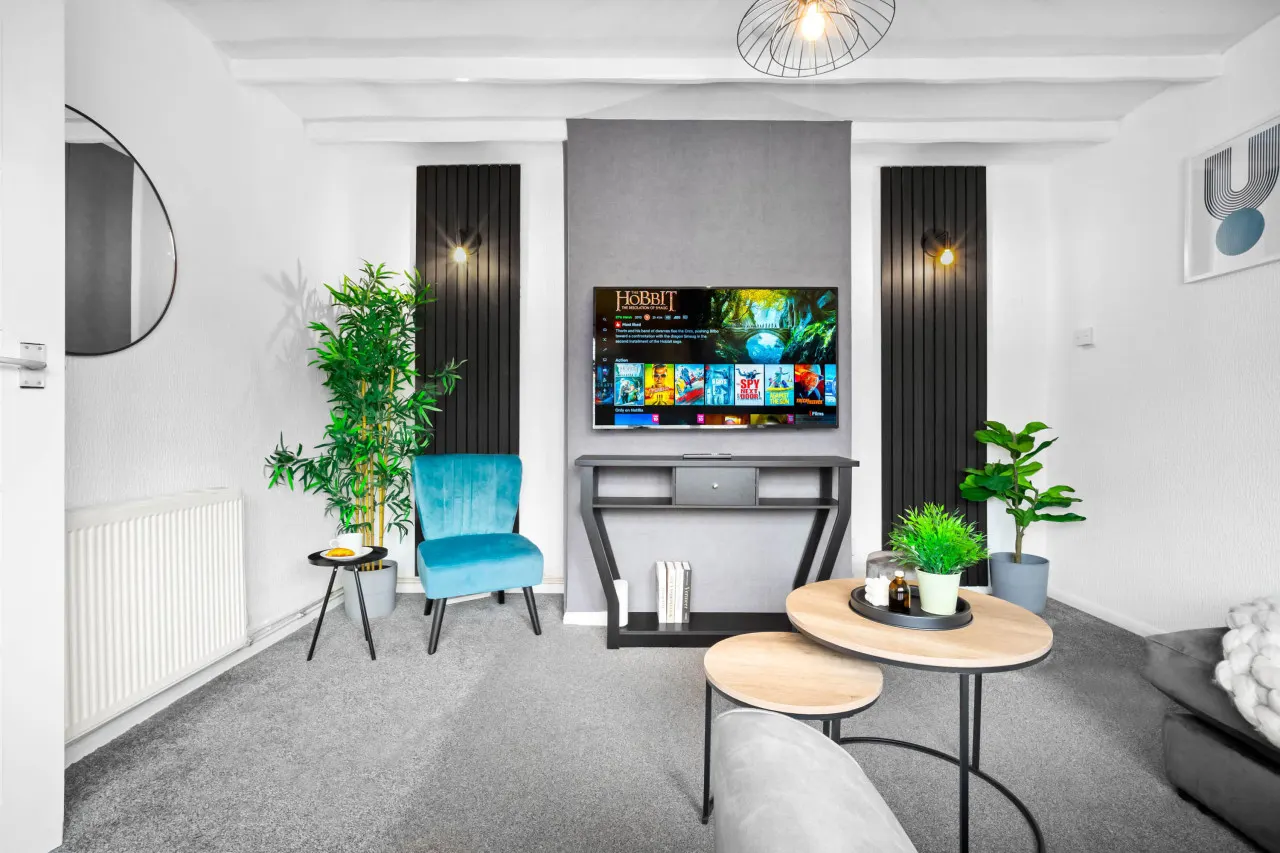 Modern Three Bed House - Garden - Parking 11