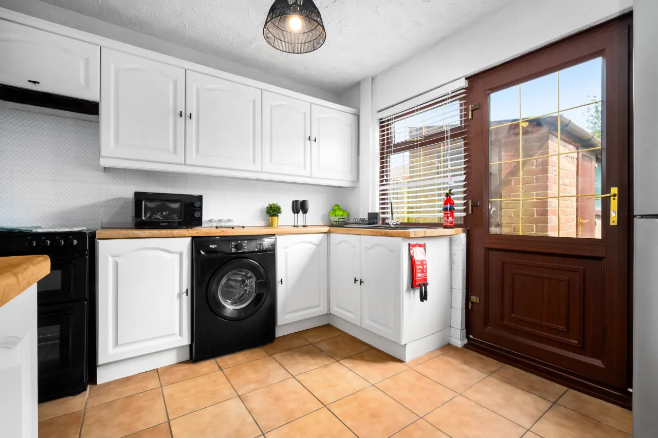Modern Three Bed House - Garden - Parking 12