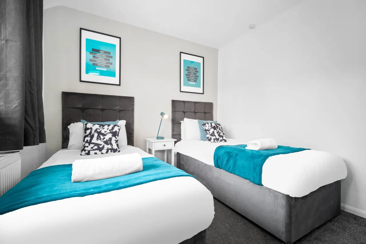 Modern Three Bed House - Garden - Parking 15