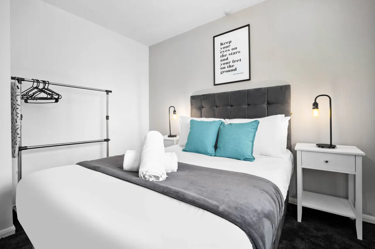 Modern Three Bed House - Garden - Parking 18