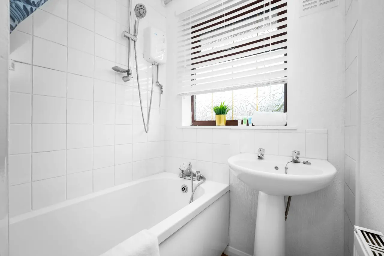 Modern Three Bed House - Garden - Parking 6