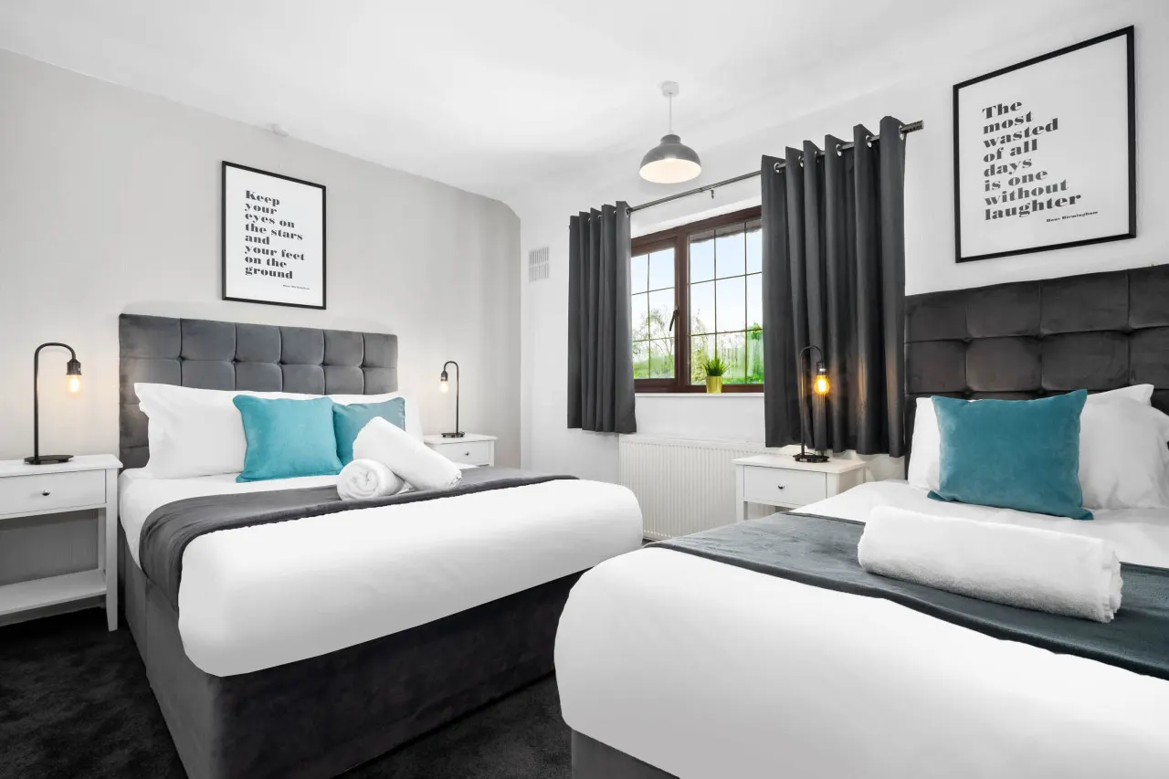 Modern Three Bed House - Garden - Parking 8