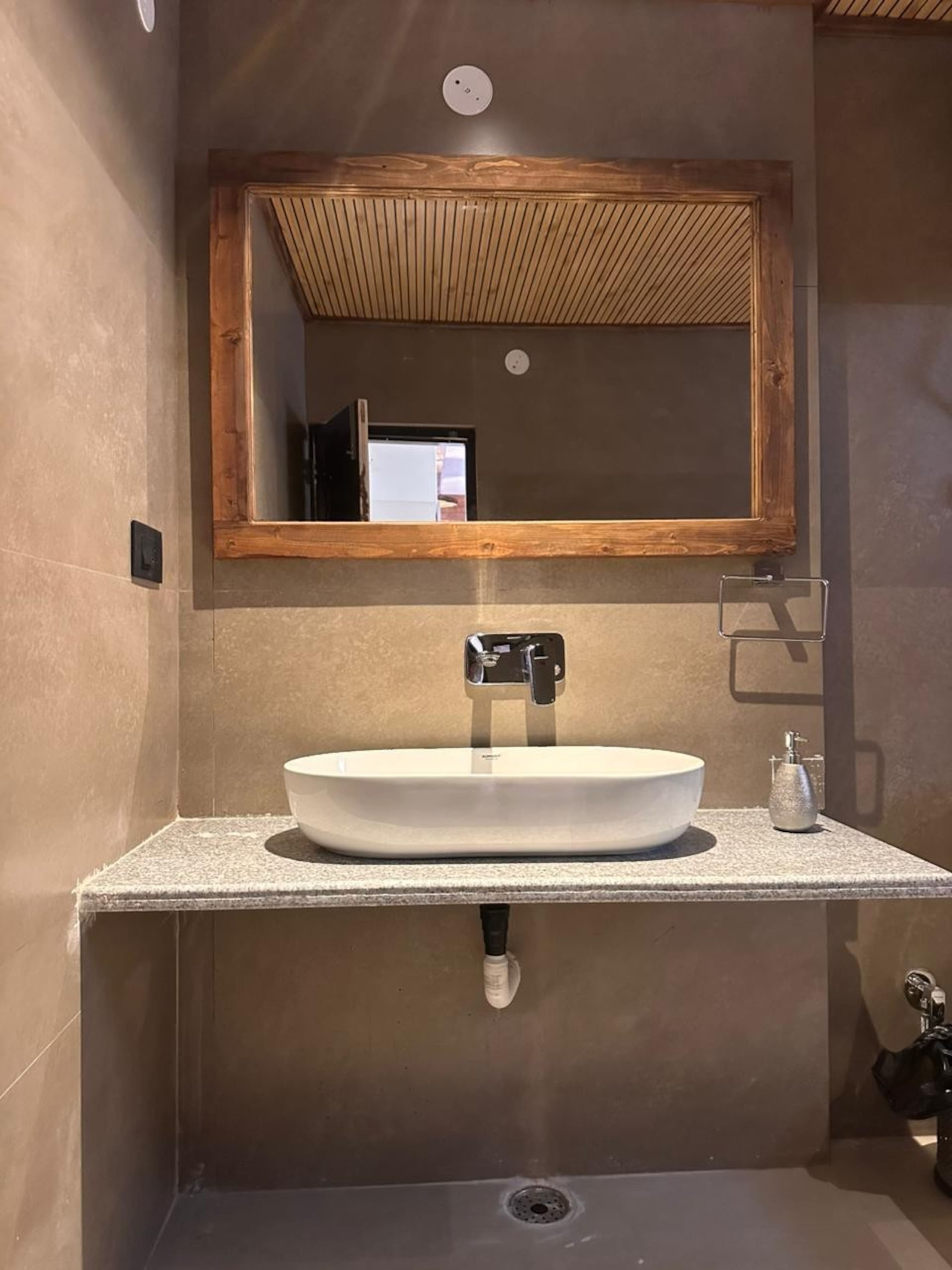 H2O: Luxe by the River Luxury Studio|MiniBar|River 25
