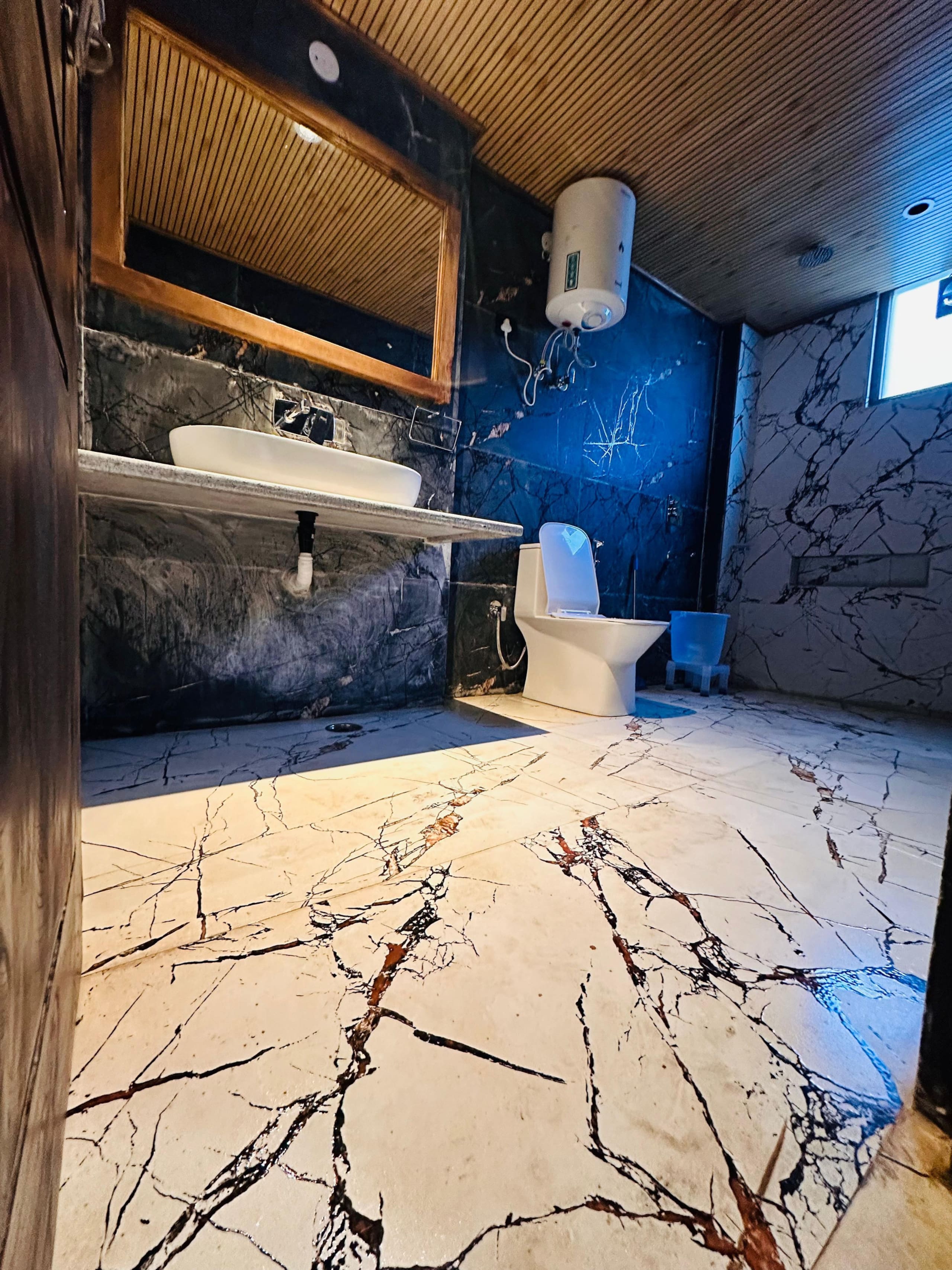 H2O: Luxe by the River Luxury Studio|MiniBar|River 8