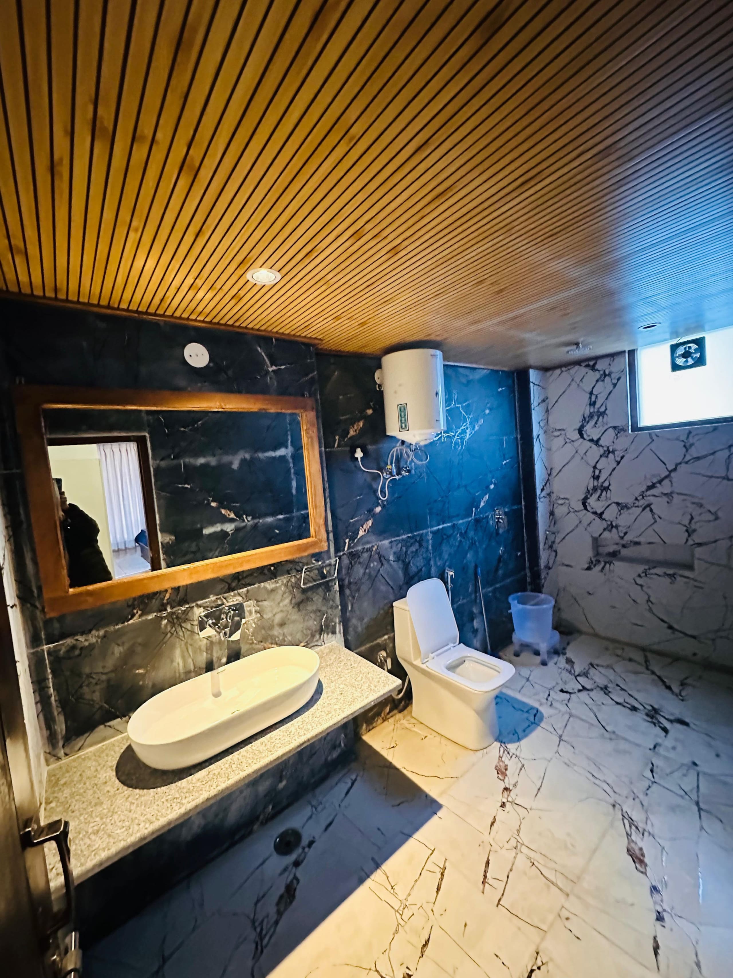 H2O: Luxe by the River Luxury Studio|MiniBar|River 27