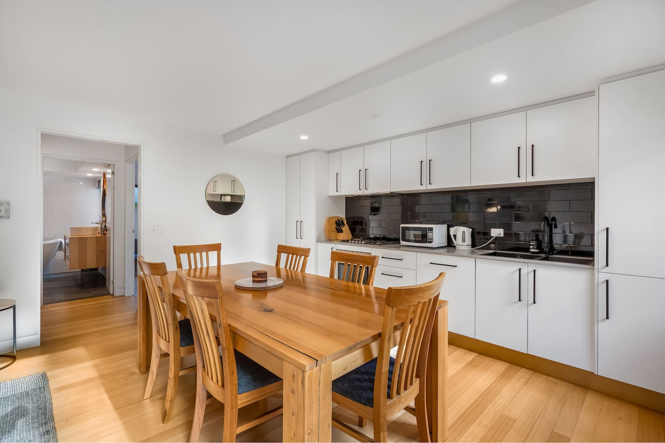 Modern Sandy Bay Apt - Close to Salamanca & CBD 6