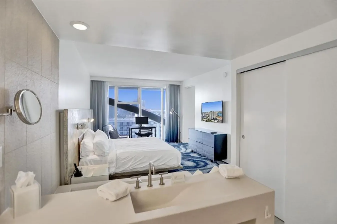 Luxurious Beachfront 17th Floor Condo-Arcade 19