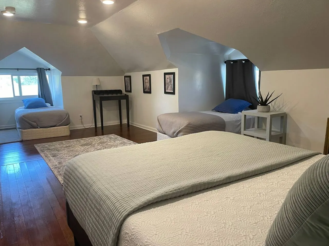 Claw Foot Tub | Full Kitchen | RV | Snow 12.9 mi | — photo 2