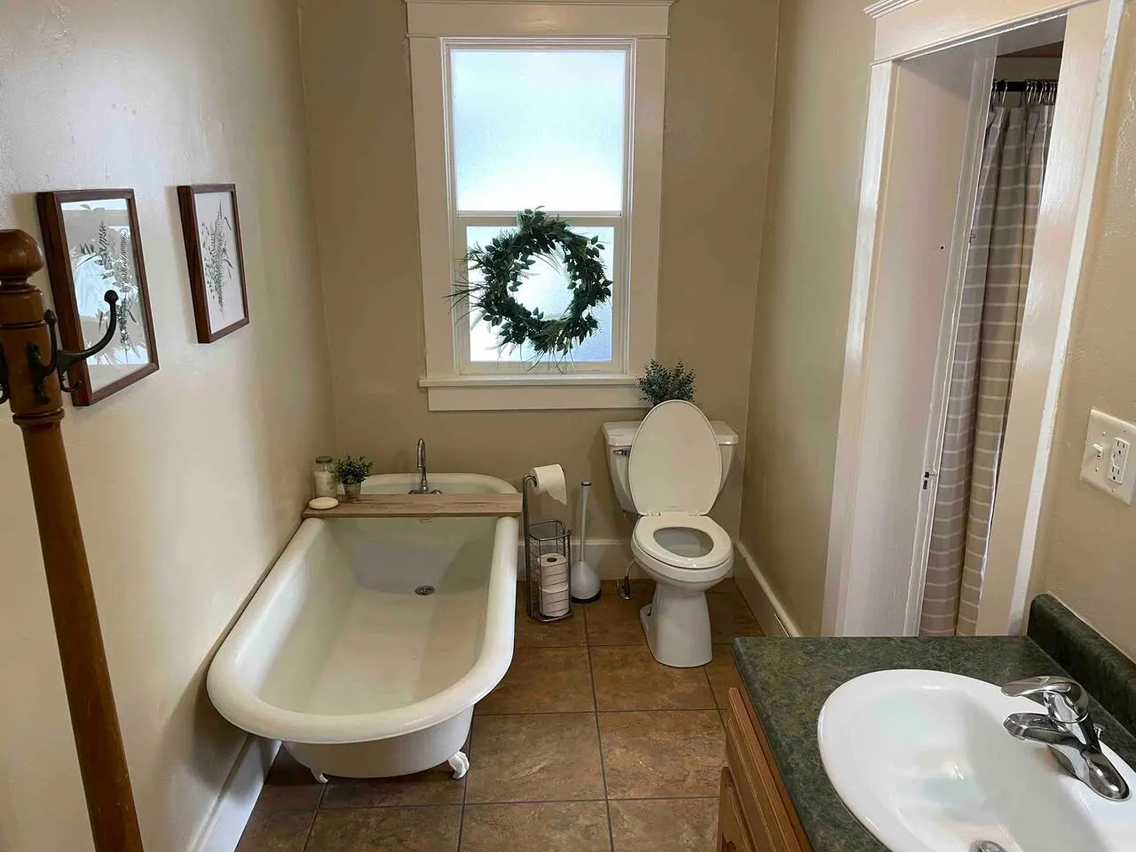 Claw Foot Tub Full Kitchen RV Snow 12.9 mi 12