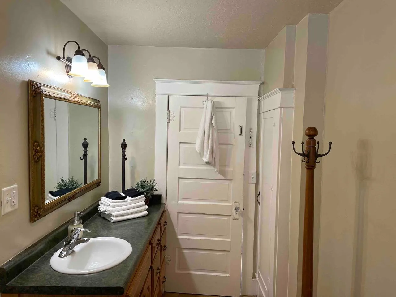 Claw Foot Tub Full Kitchen RV Snow 12.9 mi 17