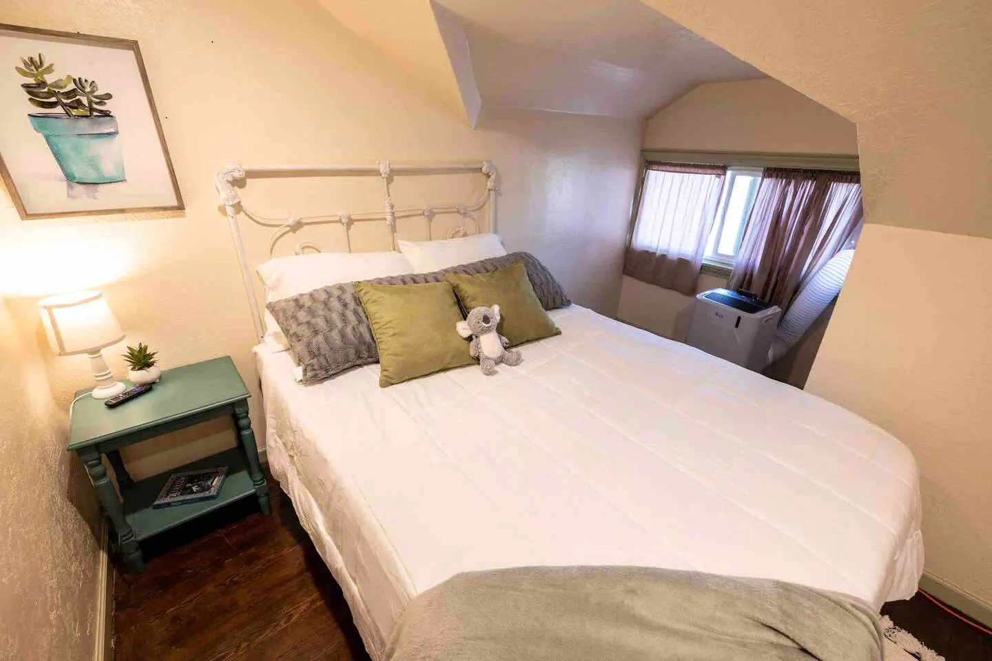 Claw Foot Tub | Full Kitchen | RV | Snow 12.9 mi | — photo 4