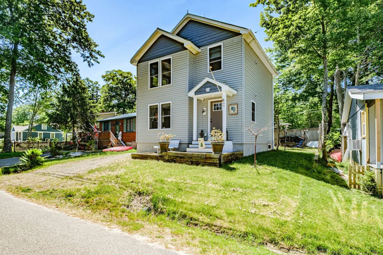 Sebago Splendor- Modern Home w. Sebago Lake views + water amenities