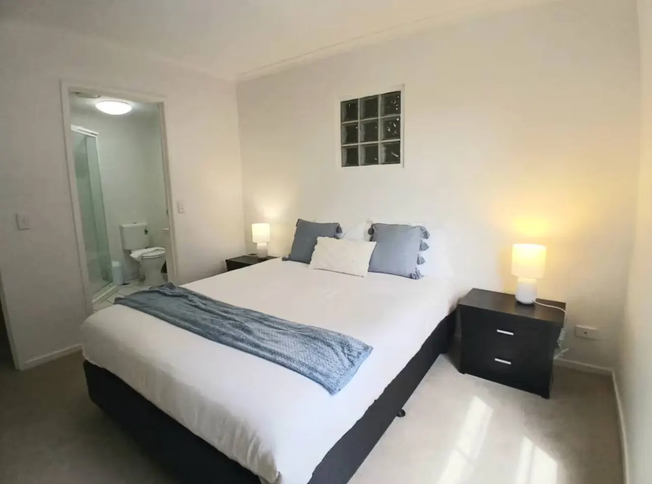Stylish La Trobe Apartment 9