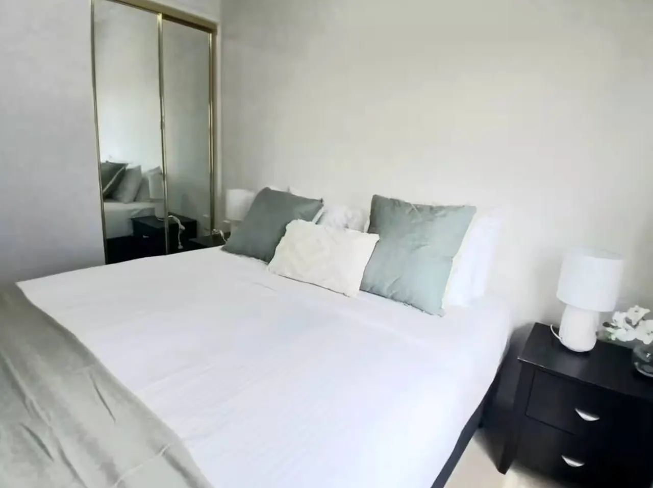 Stylish La Trobe Apartment 6