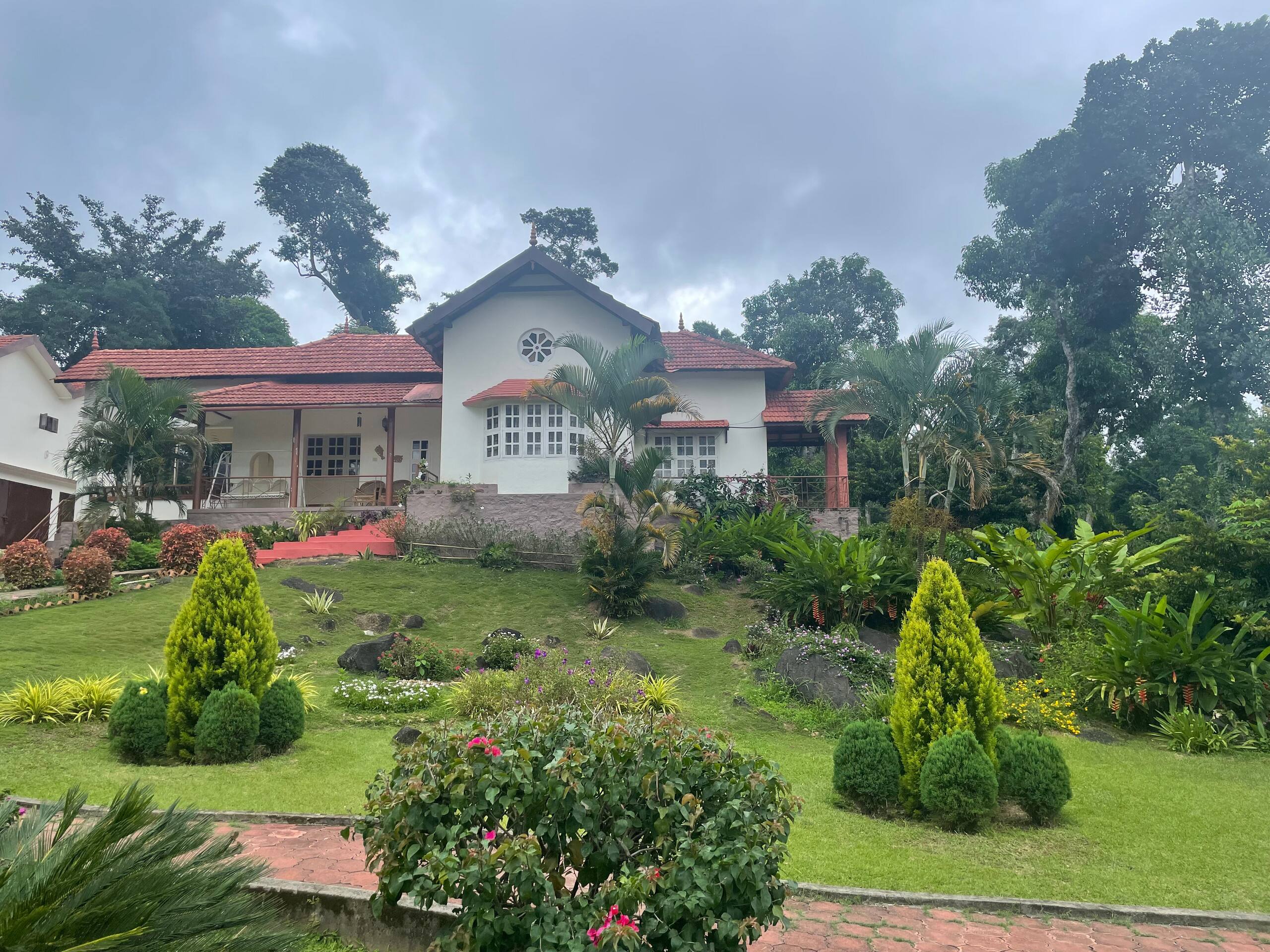 3 BR Bungalow "on the rocks" in Coorg | AC & WiFi