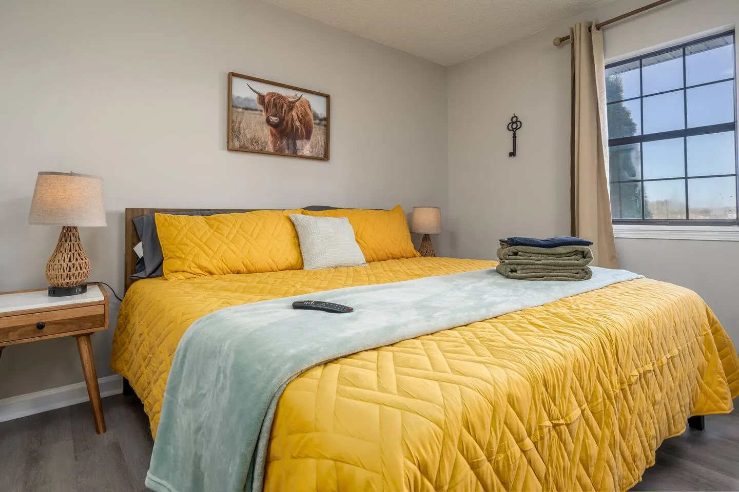 Rustic Oakwood Townhouse — photo 2