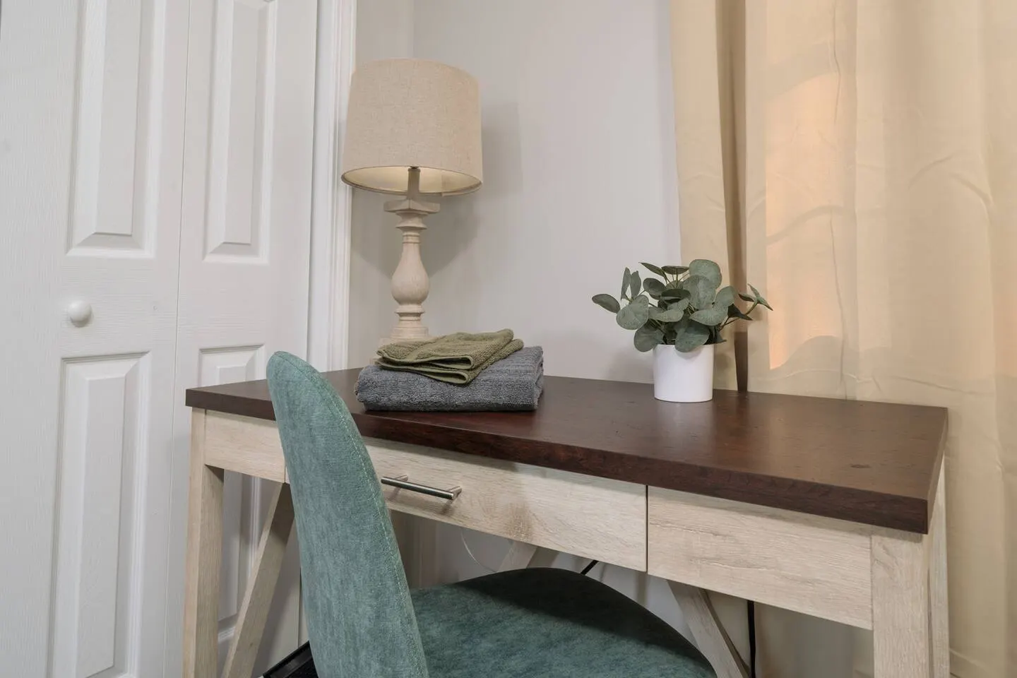 Rustic Oakwood Townhouse 14