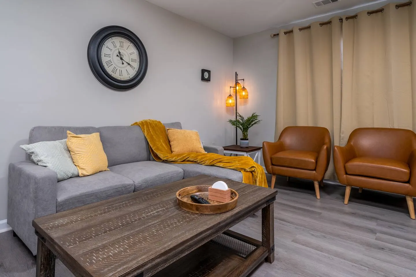 Rustic Oakwood Townhouse — photo 5