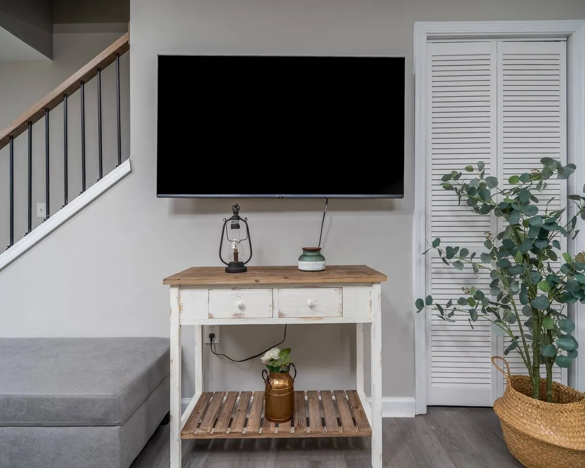 Rustic Oakwood Townhouse 7