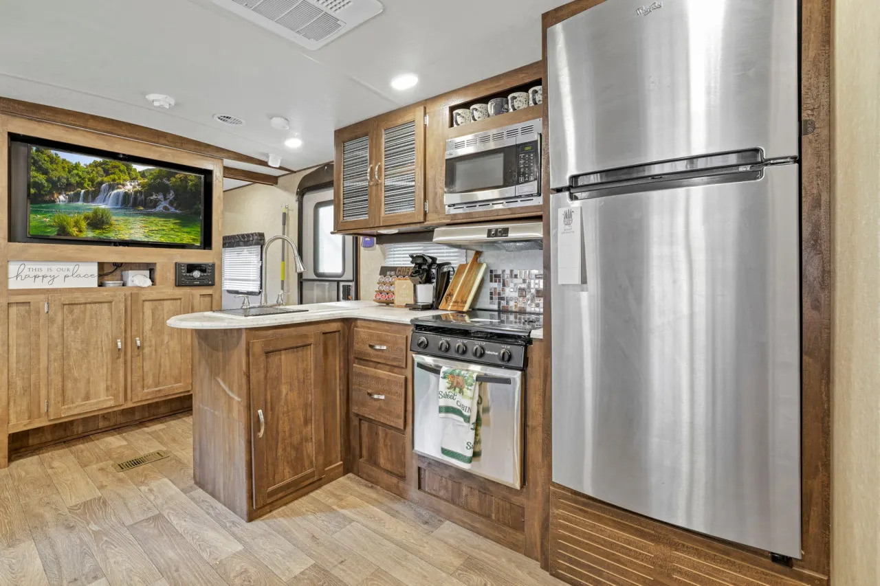 Gentle Breeze Cabins: The Chestnut Camper — photo 2
